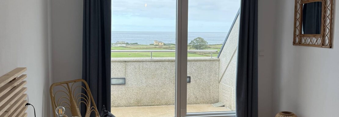 Dormitorio principal con vistas al mar y terraza Fox