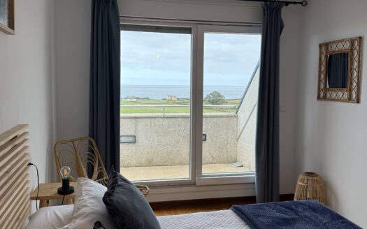 Dormitorio principal con vistas al mar y terraza Fox