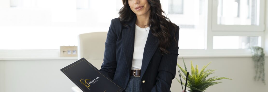 Valeria Prado con una carpeta de su inmobiliaria en la oficina de Lugo